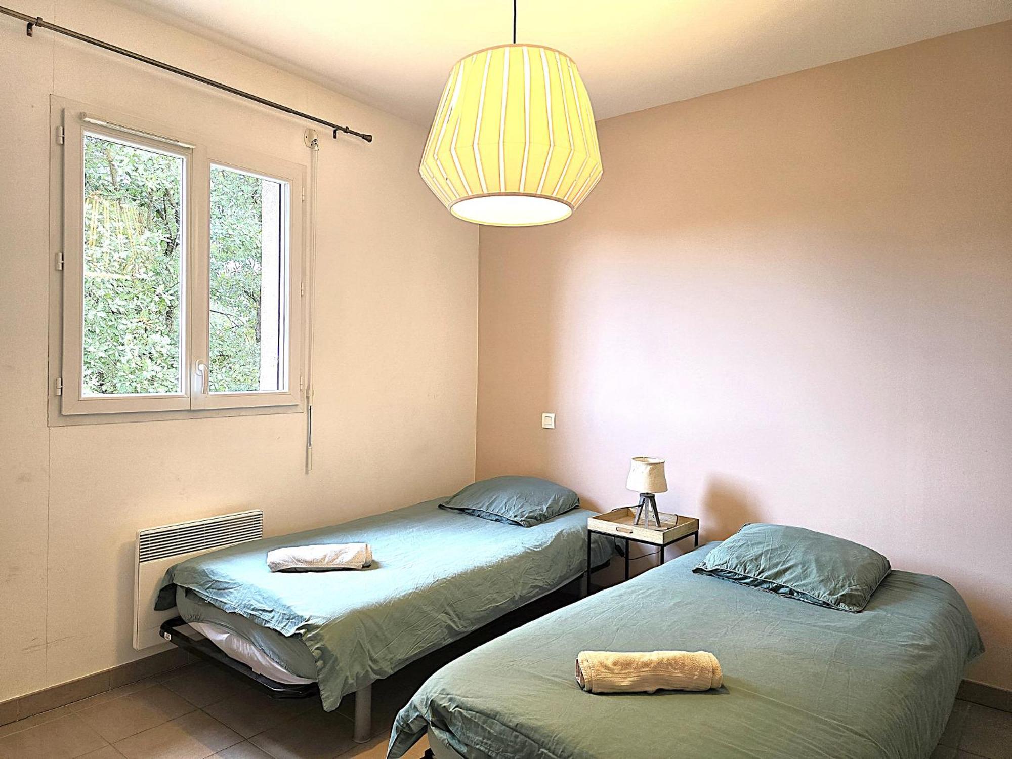 Hébergement de vacances Le Clos Andree - Charmante Maison 8 Personnes - 5 Lits - Climatisation Reversible - Parking 3 Vehicules - Garage - Zone Nord - Terrasse Et Jardin *